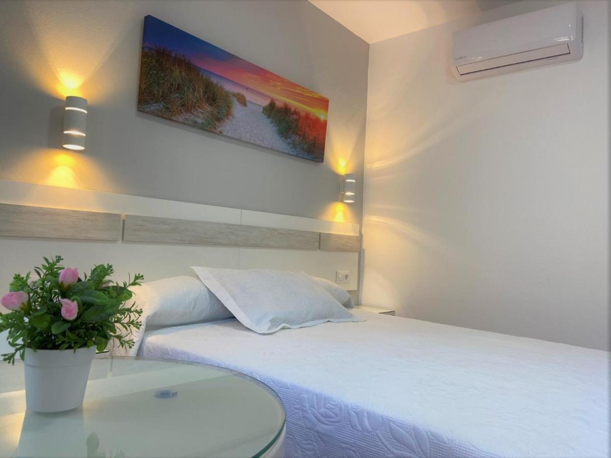 Hostal Los Mellizos Кониль-де-ла-Фронтера Экстерьер фото A room at the hotel