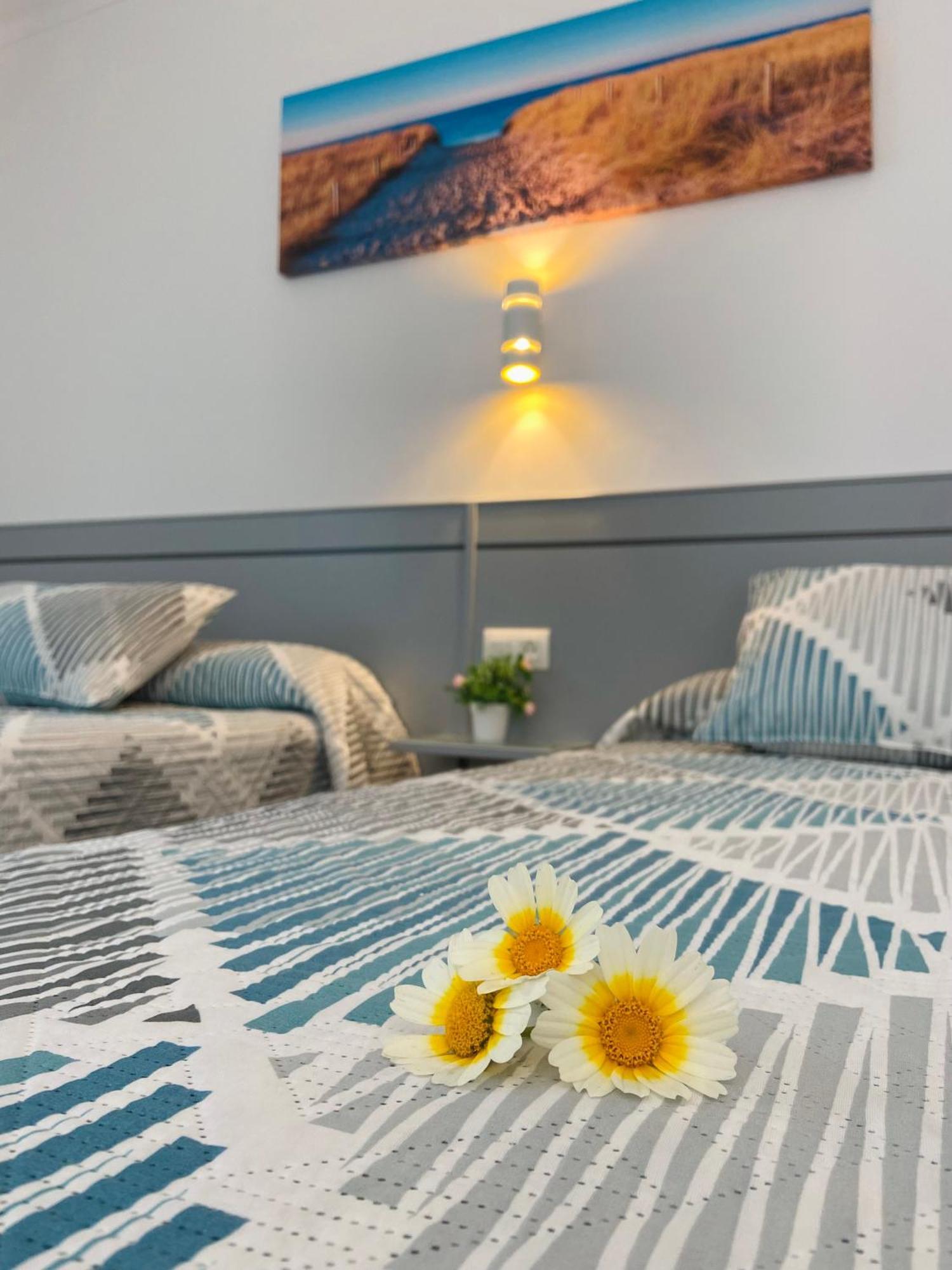 Hostal Los Mellizos Кониль-де-ла-Фронтера Экстерьер фото A bed