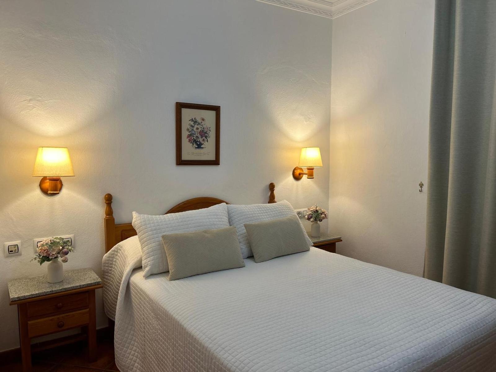Hostal Los Mellizos Кониль-де-ла-Фронтера Экстерьер фото A bedroom at the hotel